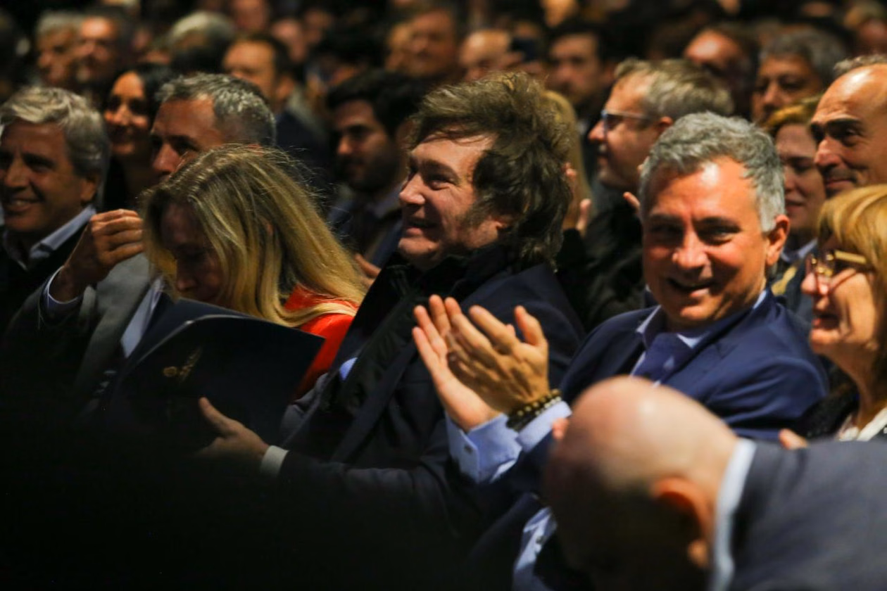 Javier Milei en primera fila, escuchando a sus ministros exponer.&nbsp;