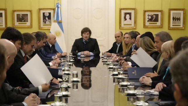 Javier Milei, junto a diputados y senadores en Casa Rosada.
