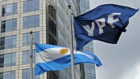 Estatización de YPF: una jueza de EEUU falló a favor de fondos buitres contra Argentina