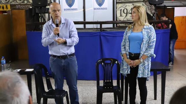 Néstor Grindetti en un acto con la senadora provincial Aldana Ahumada en Merlo