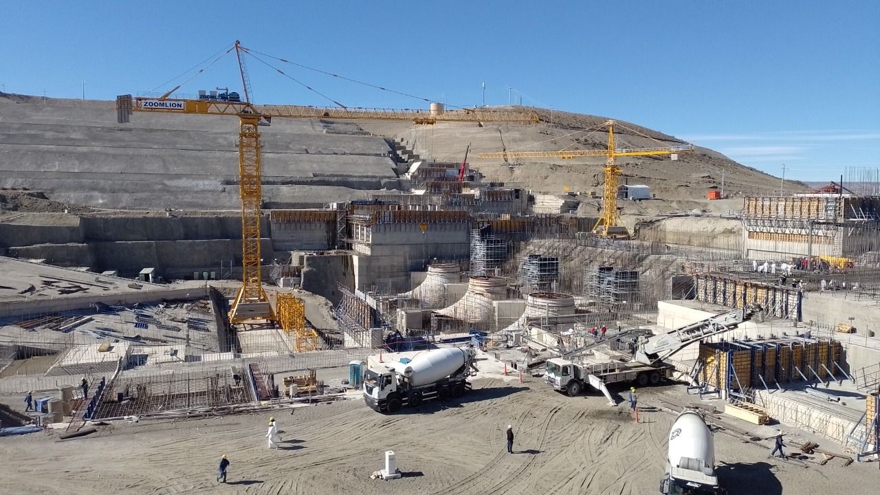 La UTE Represas Patagonia despidió 1800 operarios.