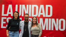 Pedro Medei junto a Mariana Escobar y Jorgelina Mudallel, la plana mayor de la lista del peronismo en Santa Fe.