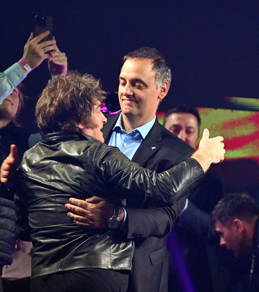 Javier Milei se abraza con Manuel Adorni en el cierre de campaña porteño.