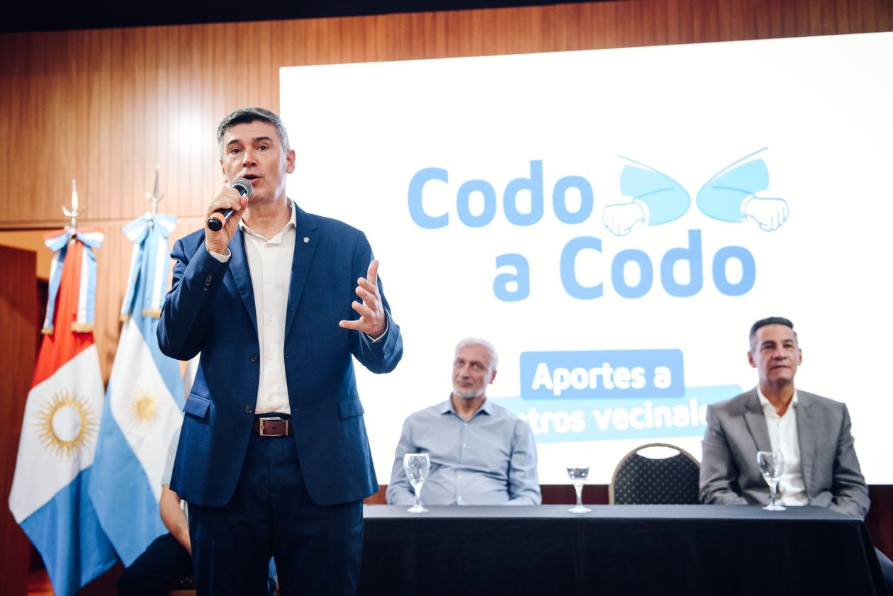Daniel Passerini en el acto de entrega de aportes económicos a 40 Centros Vecinales, en el marco del programa Codo a Codo