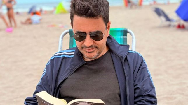 Eduardo Toniolli leyendo en una playa de la Costa Atlántica&nbsp;