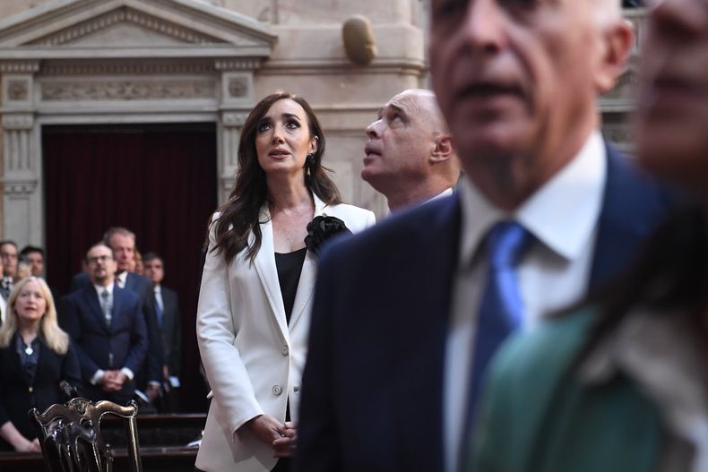 Victoria Villarruel aguarda a Javier Milei en el Congreso.