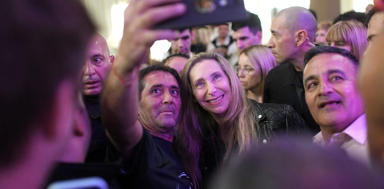 Con Diego Santilli de probable candidato, Karina Milei busca ampliar su influencia en el armado de listas distritales.
