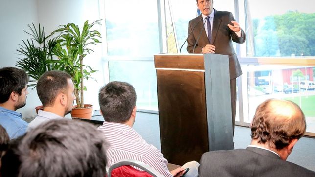 massa tambien monta una puesta en escena con anuncios de gestion