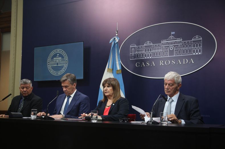 El ministro de Justicia, Mariano Cúneo Libarona, ordenó la eliminación de la cédula azul y desató una interna con Patricia Bullrich por los ingresos de la cartera de Seguridad.