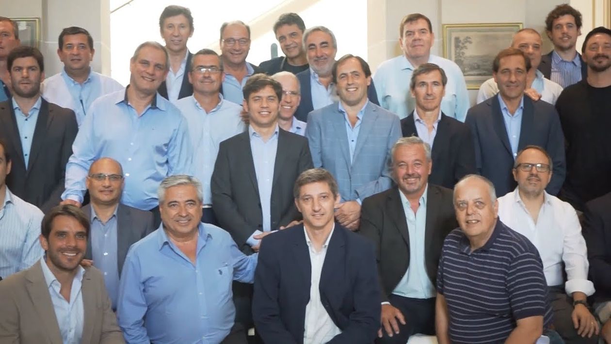 Axel Kicillof con intendentes de Juntos por el Cambio en una reunión a principios de 2020