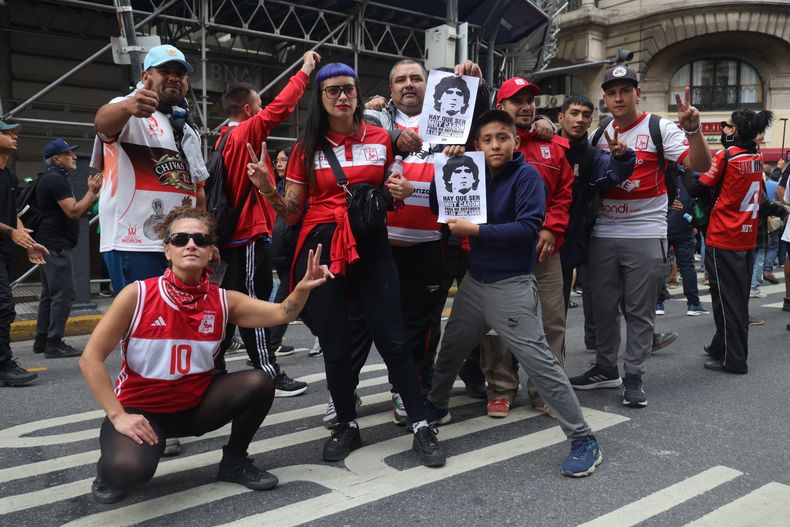 Hinchas de Deortivo Morón en la marcha de los jubilados.