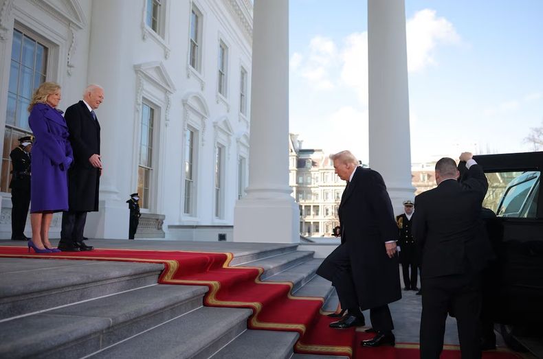 Donald Trump llega a la Casa Blanca y es recibido por Joe y Jill Biden. Foto: Reuters.