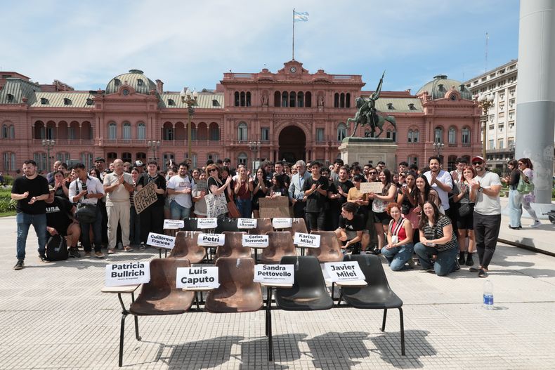 Estudiantes y docentes de la UBA reclamaron con una clase pública en Plaza de Mayo.&nbsp;