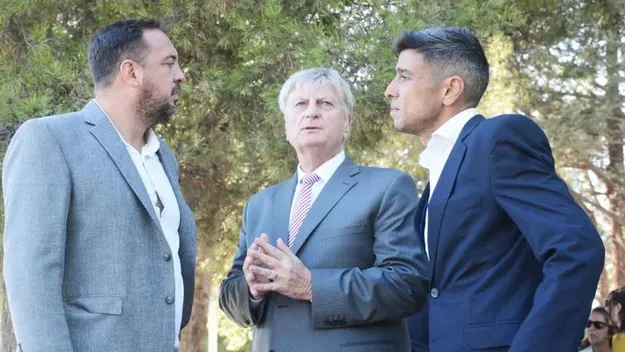 Luciano di Nápoli, el gobernador de La Pampa Sergio Ziliotto y Manuel Feito, el jefe comunal que armó rancho aparte. Luciano di Nápoli, el gobernador de La Pampa Sergio Ziliotto y Manuel Feito, el jefe comunal que armó rancho aparte.