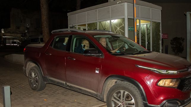 Después de las 22.30 Lewandowski se retira de Casa de Gobierno junto con el senador Miguel Rabbia. Foto: Allin Producciones