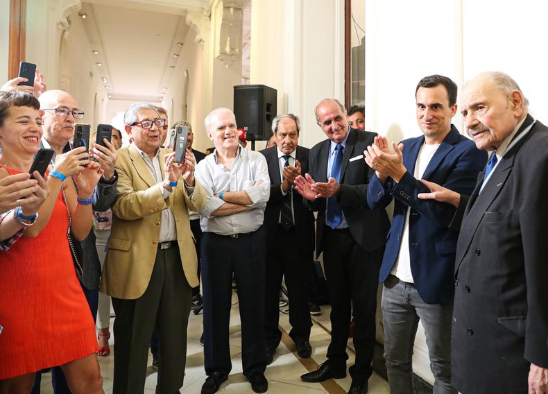 Homenaje del Gobierno al decano de la Sala de Periodistas, Roberto Di Sandro.