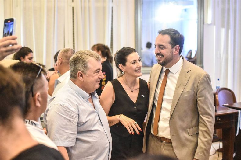 El intendente Luciano di N&aacute;poli junto a los sindicalistas Montes de Oca: diputado y viceintendenta respaldan el despliegue de Clar&iacute;n en Santa Rosa.
