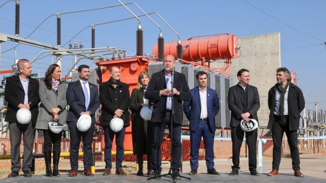 un enchufe en la oscuridad