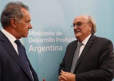 Spoiler alert: Scioli se venga del beso de oso y anticipa a su sucesor