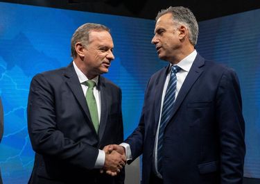 Álvaro Delgado y Yamandú Orsi, después del último debate televisado. (Foto: Viera Amaral / APU).