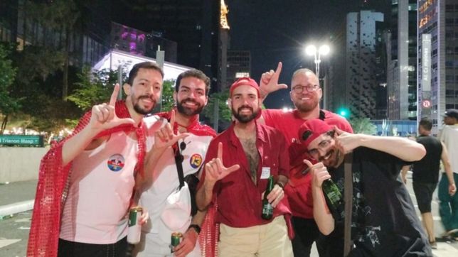 en la calle, la hinchada de lula festejo la caida de bolsonaro como una liberacion