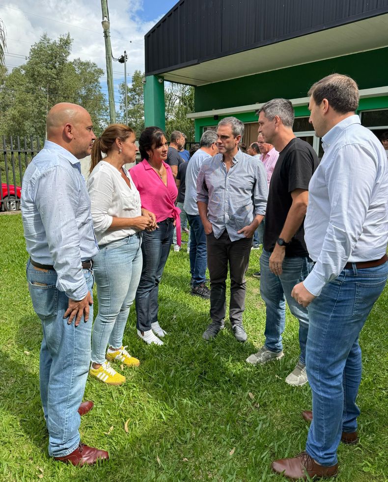 Los cuatro concejales del Pj de Concordia junto a Enrique Cresto y Guillermo Michel, este sábado a la mañana en el predio de Camioneros.