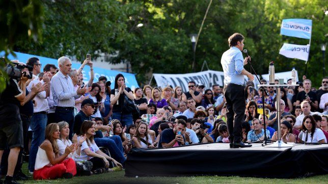 Axel Kicillof, en la plaza Islas Malvinas de La Plata.