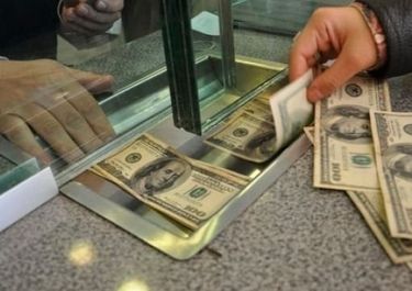 El dólar subió 11 centavos y cerró en $25