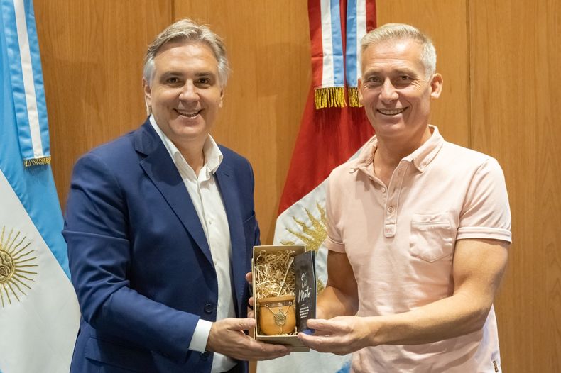 Otros tiempos: Martín Llaryora y Esteban Avilés, la última foto juntos después de la ronda electoral de junio de 2023.   