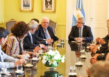 Doble gesto de los laboratorios a Fernández: rebaja de 8% y un libro de Bob Dylan