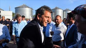 El ministro Sergio Massa y de fondo su secretario de Agricultura en una reunión con productores.