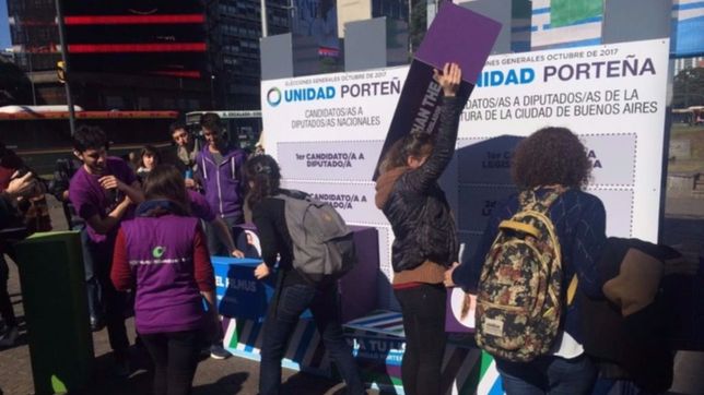 hagman y thea se plantaron en el obelisco para ?explicar? las paso