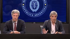 Santiago Bausili y Toto Caputo en conferencia de prensa por el acuerdo con el FMI