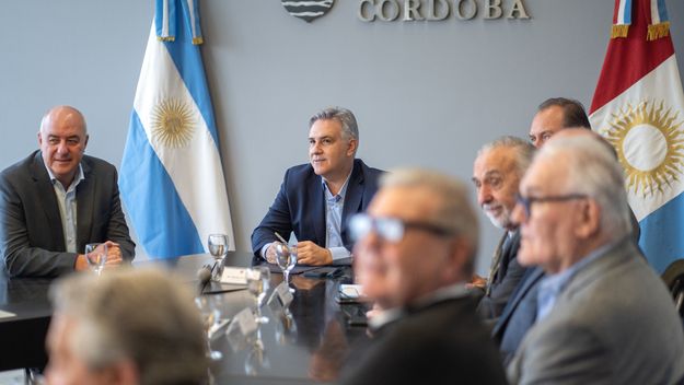 Martín Llaryora junto al industrial&nbsp; Luis Macario y referentes de la Mesa de Enlace de Córdoba.&nbsp;