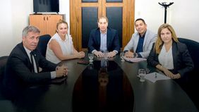 El ministro Diego Santill recibió al Foro de la Patagonia que pide por la Ruta de Vaca Muerta: estuvieron el diputado Martín Ardohain, el intendente de 25 de Mayo Leonel Monsalve, su vice Marina Álvarez y la jefa comunal de Catriel Daniela Salzotto.