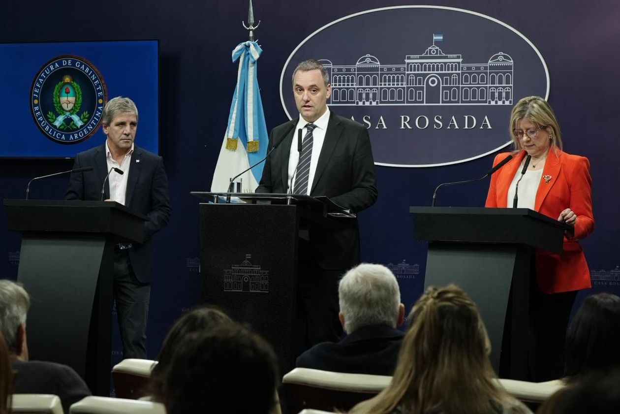 Manuel Adorni, junto a Toto Caputo y Alejandra Monteoliva.&nbsp;