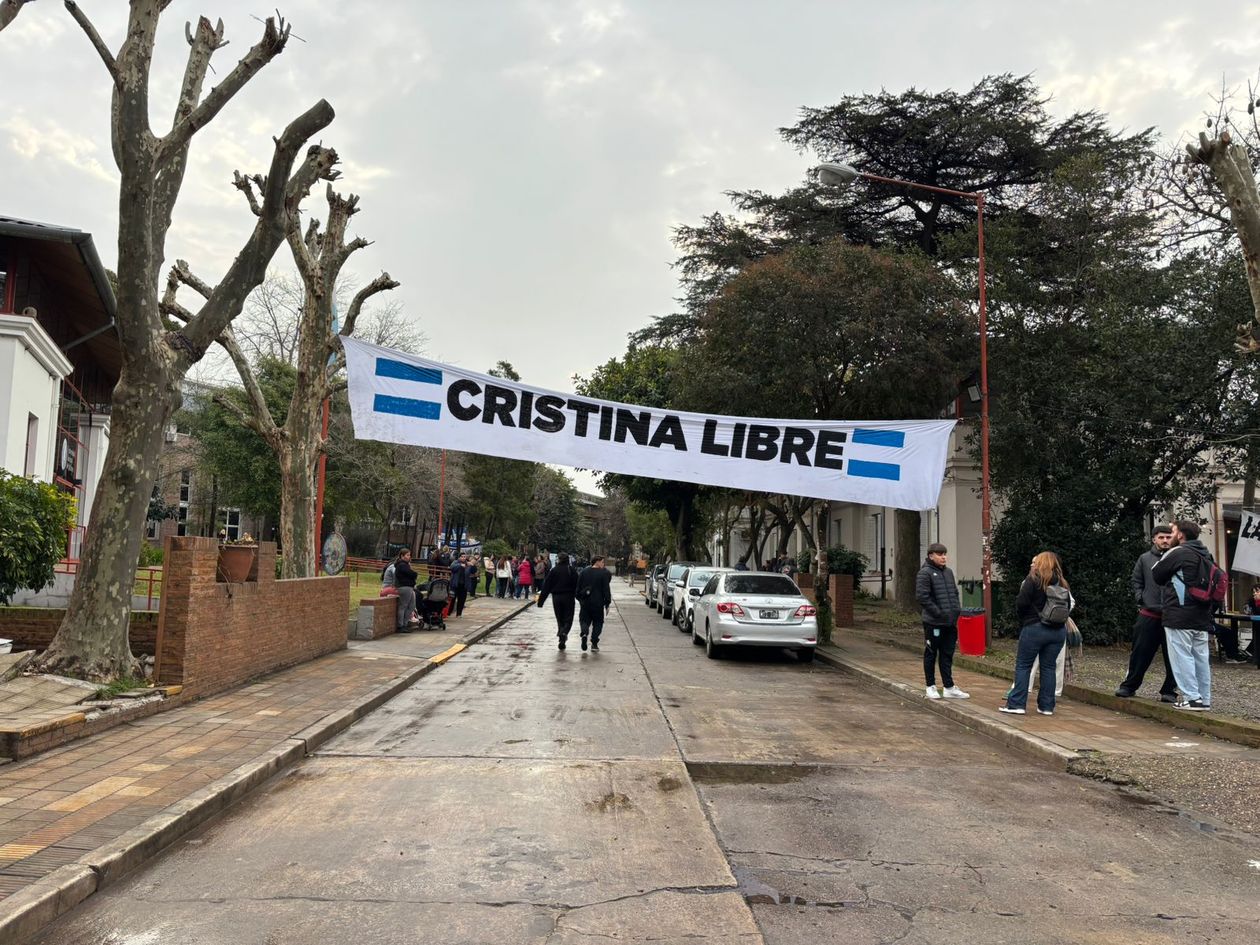 El pasacalle afuera de la UNQ.