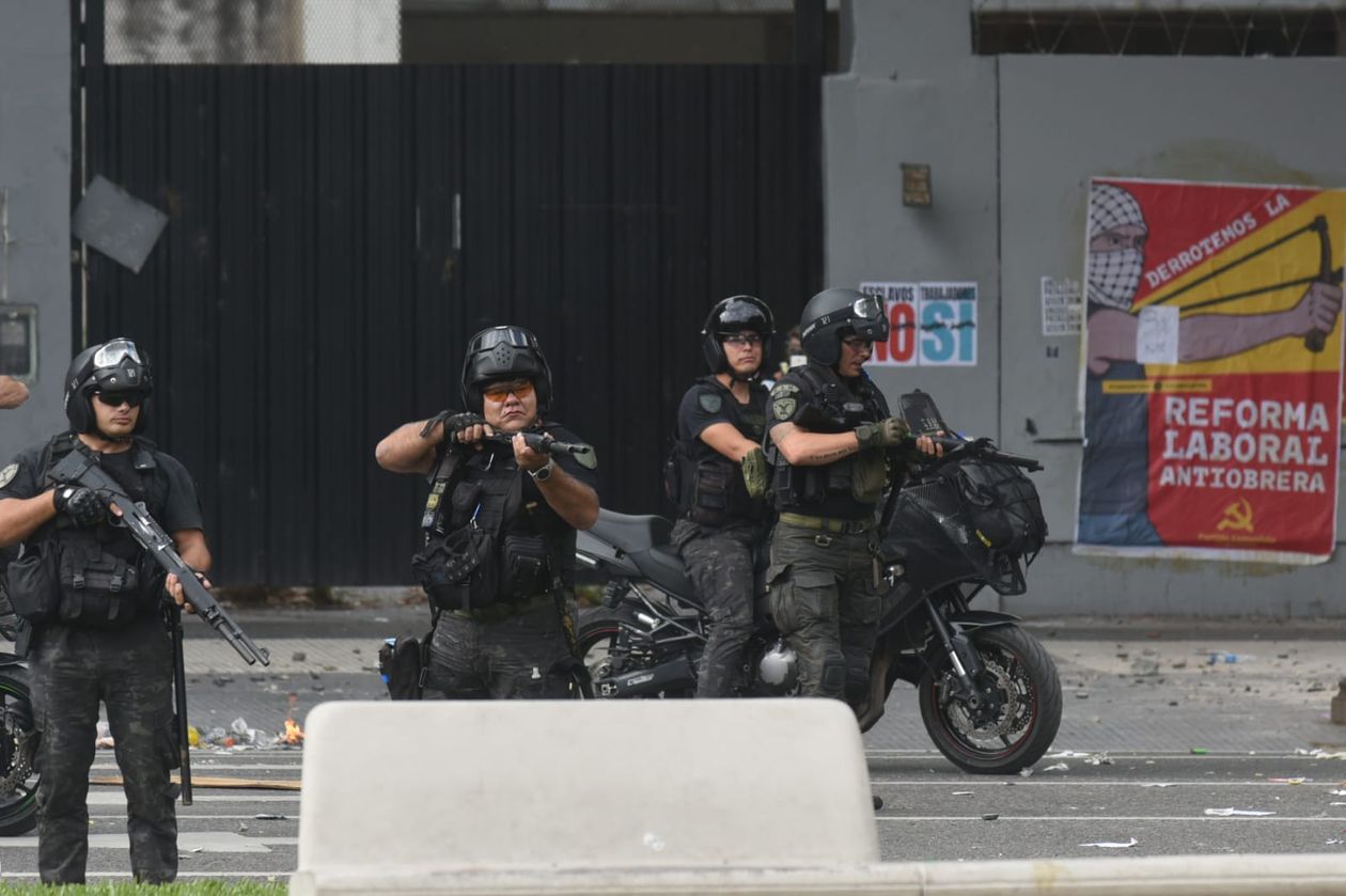 Incidentes frente al Congreso en la marcha contra la reforma laboral.