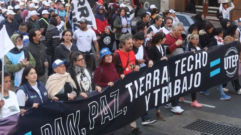 Marcha de los movimientos populares por tierra, techo y trabajo