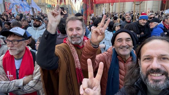Paco Olveira, Juan Carlos Molina y otros curas villeros en la marcha por CFK