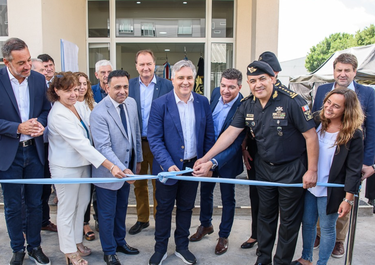 Martín Llaryora y Sara Majorel en la inauguración de la nueva sede de la FPA en Marcos Juárez.&nbsp;