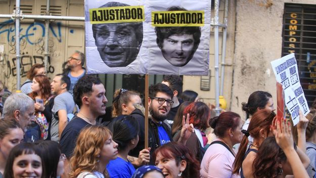 Abril de 2024. Toto Caputo y Javier Milei, los rostros del ajuste en la marcha en defensa de las universidades (Foto: NA).