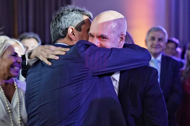 El abrazo entre Massa y Rodríguez Larreta, en la reunión anual de Conciencia, en marzo de 2022. (Foto: Martín Bonetto) El abrazo entre Massa y Rodríguez Larreta, en la reunión anual de Conciencia, en marzo de 2022. (Foto: Martín Bonetto)