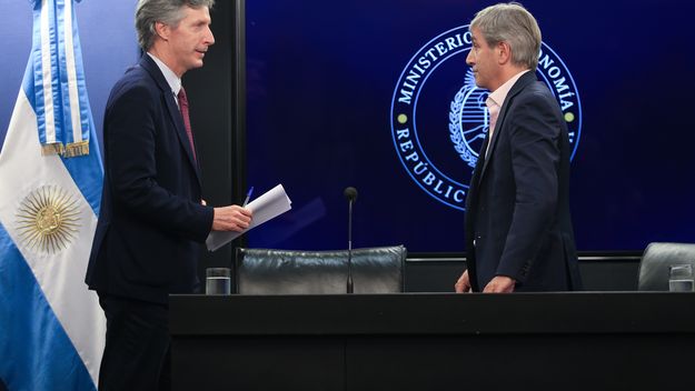 El Banco Central le gira $6 billones de utilidades a Toto Caputo para suavizar el ajuste
