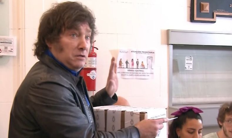 Javier Milei vota en 2023.