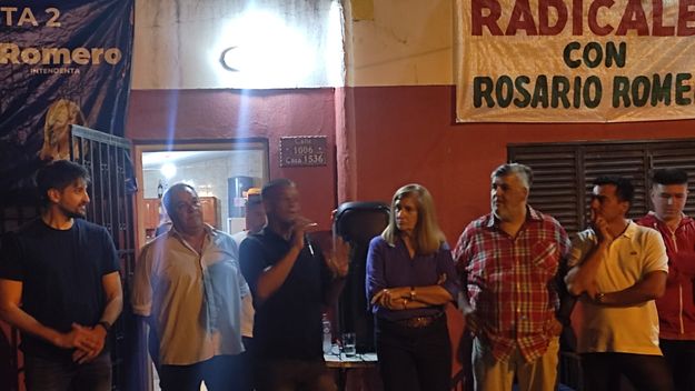 La candidata a intendenta de Paraná por Más para Entre Ríos, Rosario Romero en un acto con radicales en un barrio de la capital provincial.