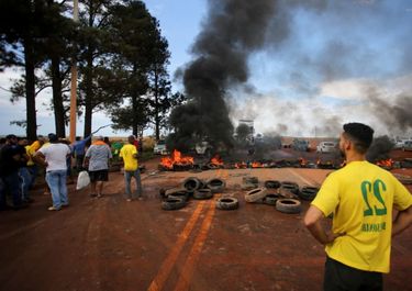 Tensión en Brasil: Bolsonaro no habla y sus bases bloquean rutas y aeropuertos