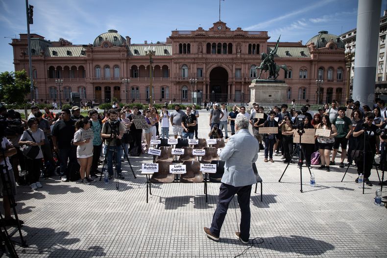 Clase abierta en Plaza de Mayo como protesta contra el ajuste en Educación.