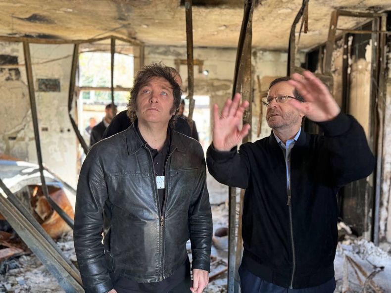 Javier Milei y Isaac Herzog en el Kibutz Nir Oz. (Foto: NA)