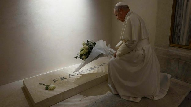 León XIV ante la tumba del papa Francisco